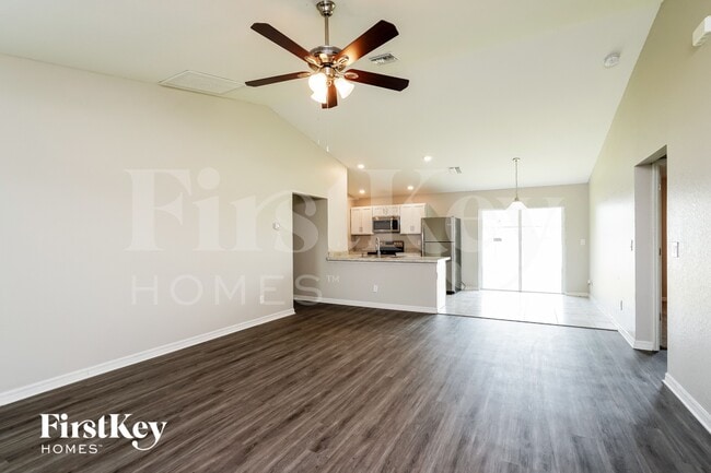 1113 NW 1st Ave in Cape Coral, FL - Foto de edificio - Building Photo