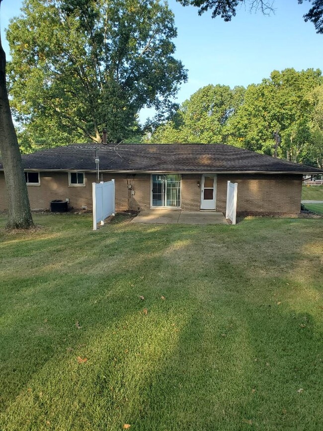 6814 Ravenwood Ave NW in North Canton, OH - Foto de edificio - Building Photo