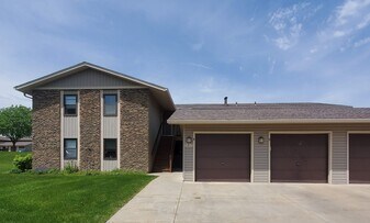 5815 Wilshire Ct in Hanover Park, IL - Building Photo