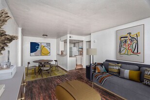 Las Rocas in Houston, TX - Building Photo