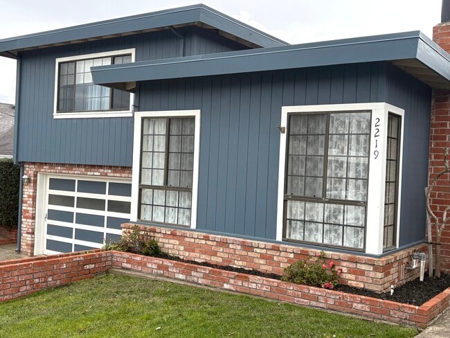 2219 Hamilton Ave in San Bruno, CA - Foto de edificio - Building Photo