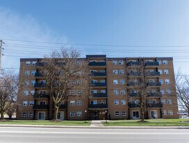 Hanover Tower Apartments in Hanover, ON - Building Photo