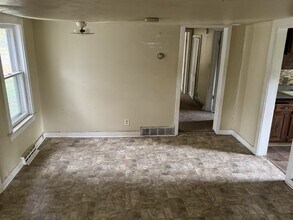 975 S Armstrong Ave in Litchfield, MN - Building Photo - Building Photo