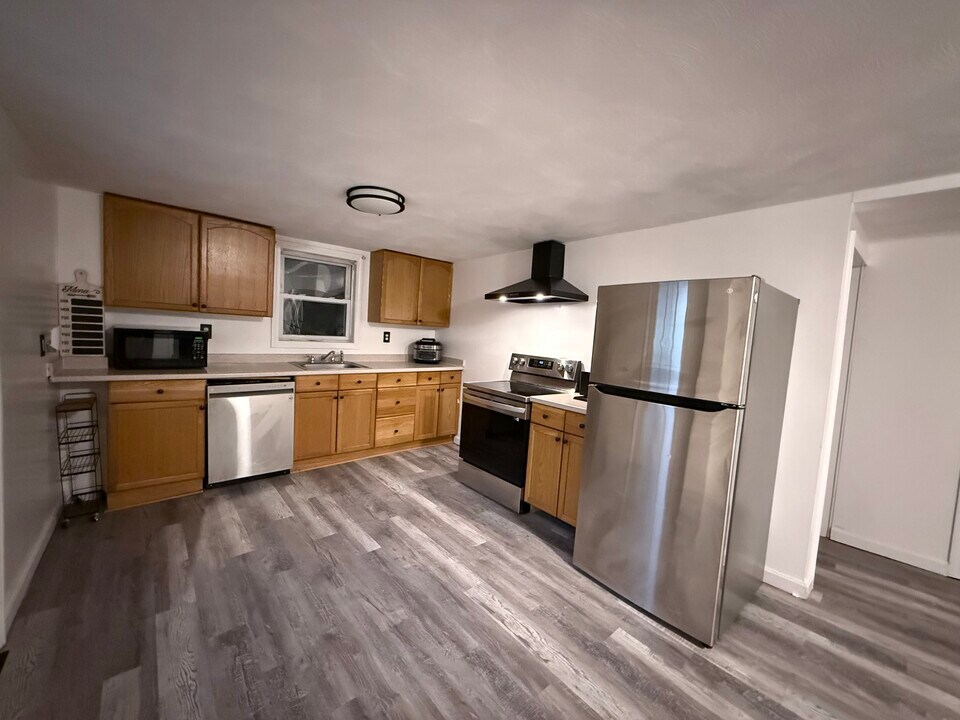 65 W Warwick Ave, Unit 65 in West Warwick, RI - Building Photo