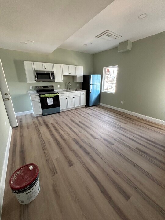 110 8th St in New Bedford, MA - Building Photo