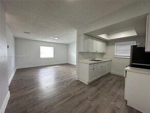 3660 NE 11th Ave in Oakland Park, FL - Building Photo - Building Photo