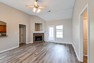 10182 Whitcomb Ln in Cordova, TN - Foto de edificio - Building Photo