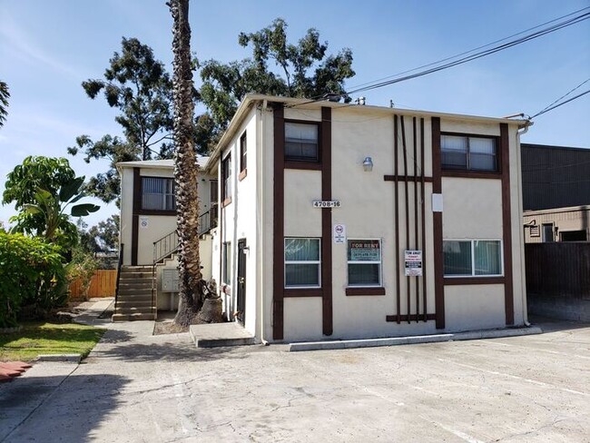 4714 Kenmore Terrace in San Diego, CA - Building Photo - Building Photo