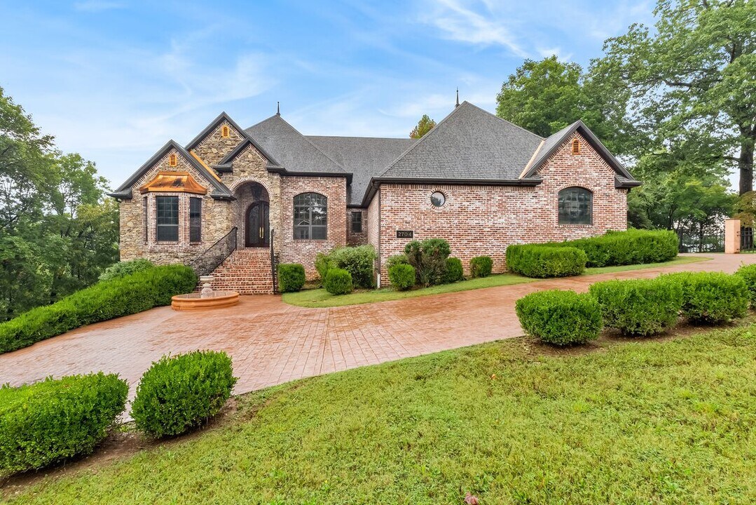 2704 NW A St in Bentonville, AR - Building Photo