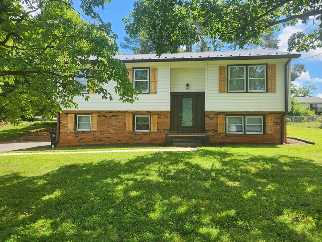 property at 1704 Danbury Dr