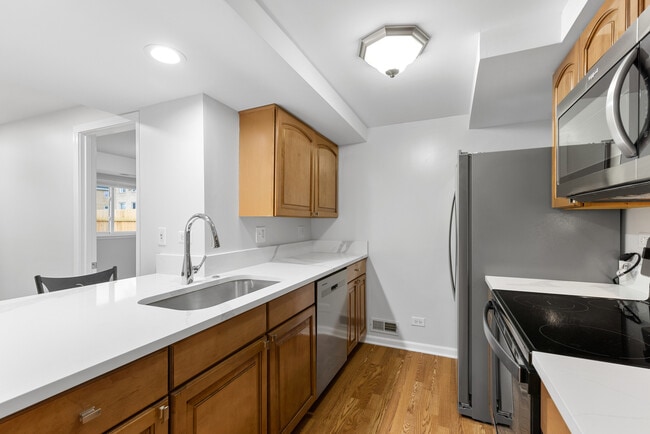 8824 Robin Dr in Des Plaines, IL - Building Photo - Building Photo