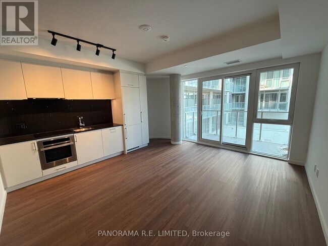 689-689 The Queensway in Toronto, ON - Building Photo - Building Photo