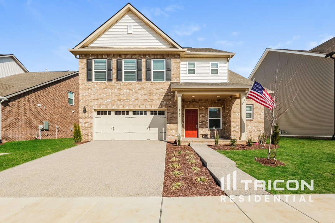 177 Crabourne Dr in White House, TN - Foto de edificio