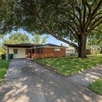 10127 Bessemer St in Houston, TX - Building Photo