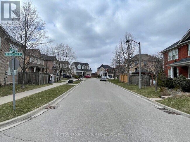 2404 Fundy Dr in Oakville, ON - Building Photo - Building Photo