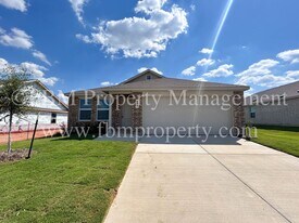 644 W Criner St in Grandview, TX - Building Photo