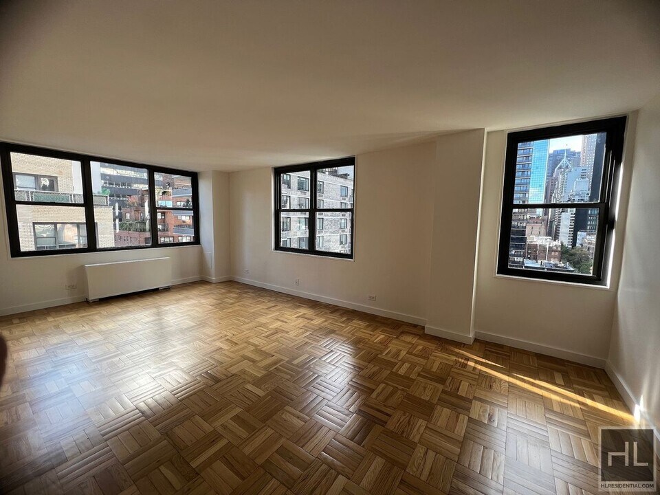 EAST 49 STREET in New York, NY - Building Photo