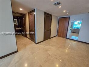 5875 Collins Ave, Unit # 1704 in Miami, FL - Foto de edificio - Building Photo