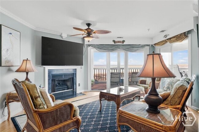 1 Center St, Unit 2 in Tybee Island, GA - Foto de edificio - Building Photo