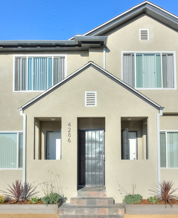 4286 S Hobart Blvd in Los Angeles, CA - Foto de edificio