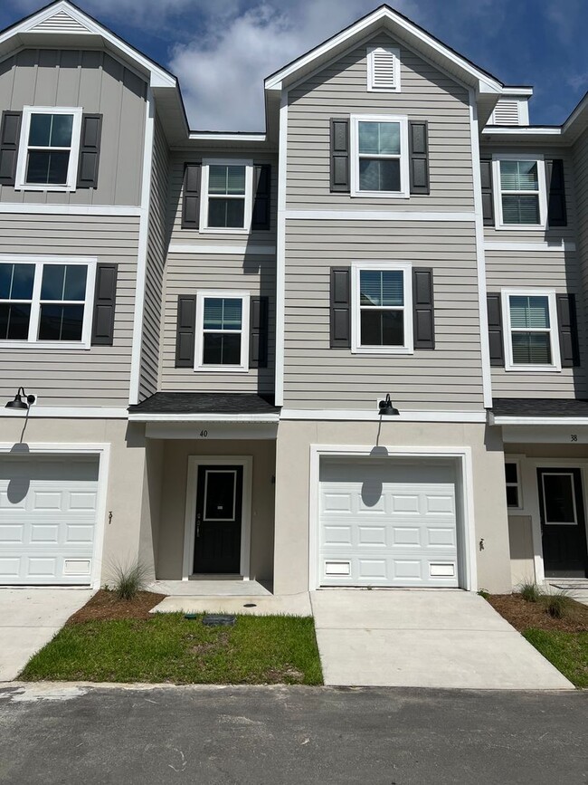 property at 40 Hidden Pointe Dr