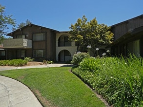 Casa Del Rey Apartments in Fresno, CA - Building Photo - Building Photo