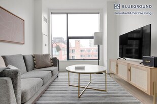 808 W Van Buren St, Unit SI FL7-ID539 in Chicago, IL - Building Photo