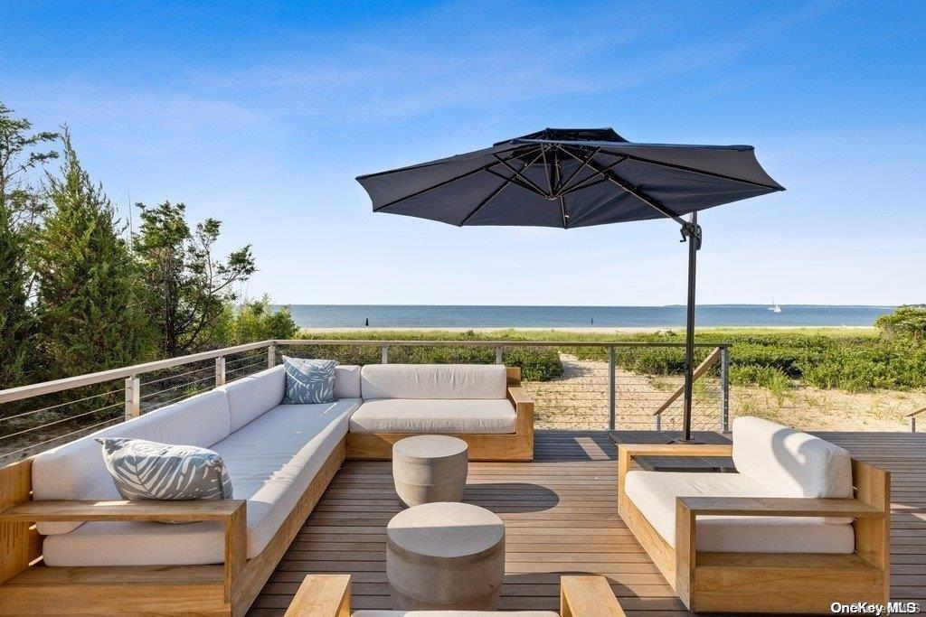 57 Sammys Beach Rd in East Hampton, NY - Building Photo