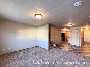 3 Bedroom 2 Bathroom Townhome in SW Sioux Falls in Sioux Falls, SD - Foto de edificio - Building Photo