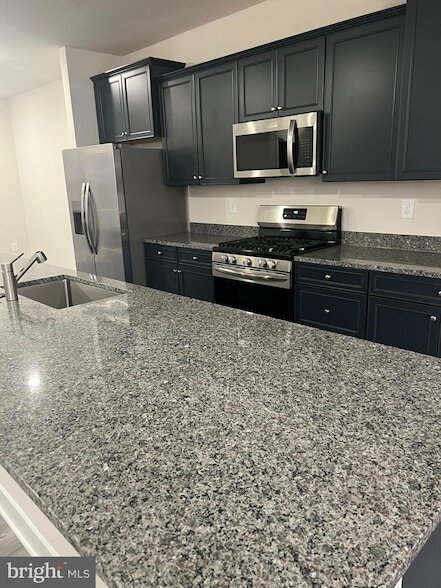 304 Sweetbay Rd in Essex, MD - Foto de edificio - Building Photo