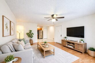 15 Fisher Dr in Franklin Township, NJ - Building Photo - Building Photo