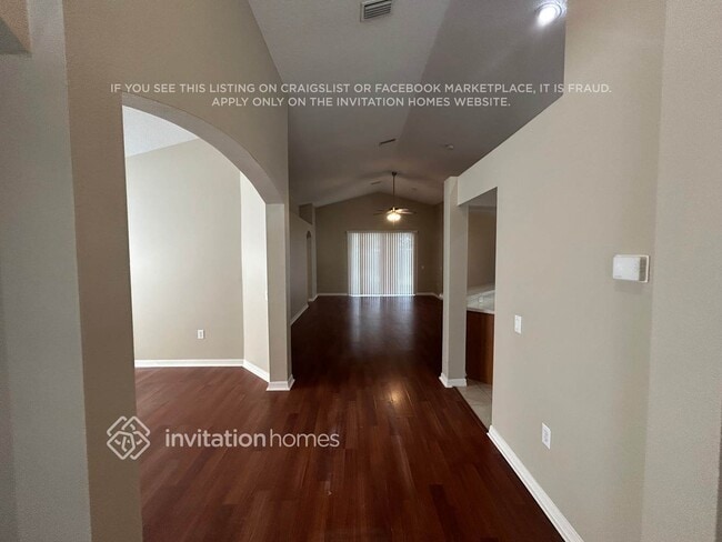 12718 Lake Vista Dr in Gibsonton, FL - Foto de edificio - Building Photo