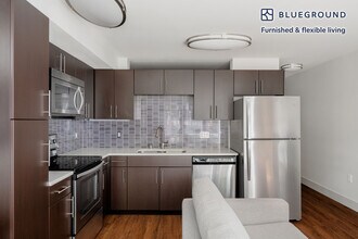 10595 Main St in Bellevue, WA - Building Photo - Building Photo