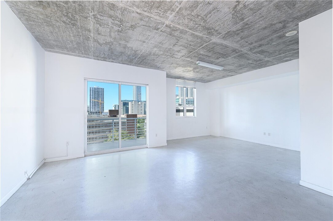 234 NE 3rd St, Unit 805 in Miami, FL - Building Photo