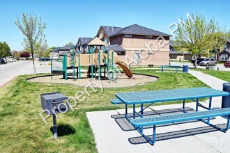 1039 W Pine Ave in Meridian, ID - Building Photo - Building Photo