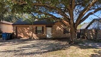 11823 Stonehedge Dr in Conroe, TX - Building Photo