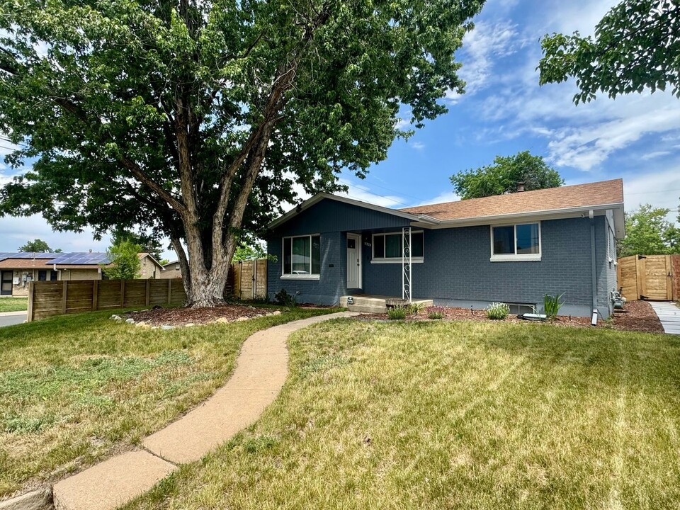 1806 S Canosa Ct in Denver, CO - Building Photo