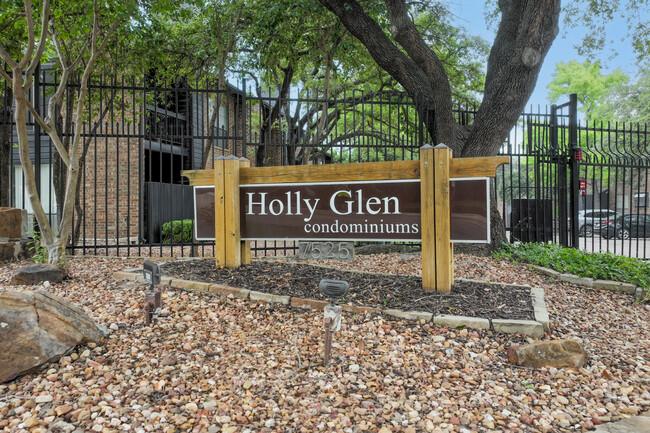 Holly Glen Condominiums in Dallas, TX - Foto de edificio - Building Photo