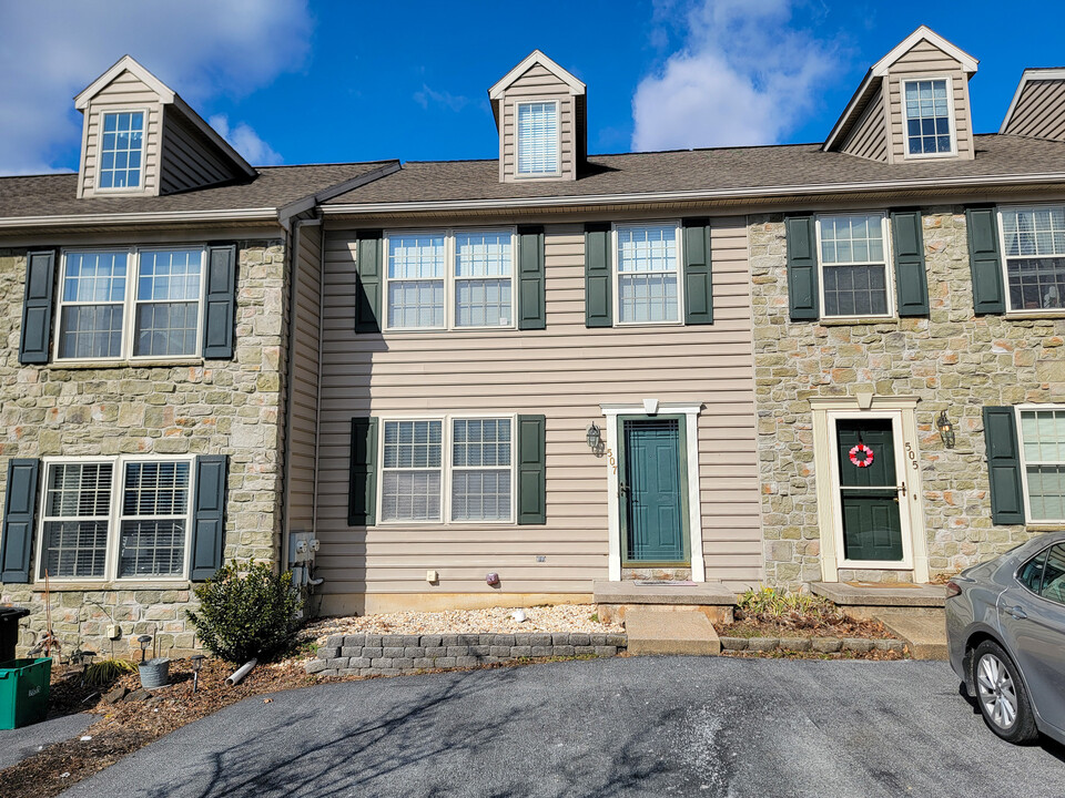 507 Indian Rock Cir in Elizabethtown, PA - Building Photo