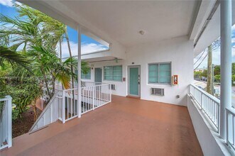 7930 Tatum Waterway Dr in Miami Beach, FL - Building Photo - Building Photo