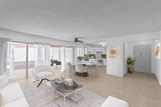 3 Greenway Village N in Royal Palm Beach, FL - Building Photo - Building Photo