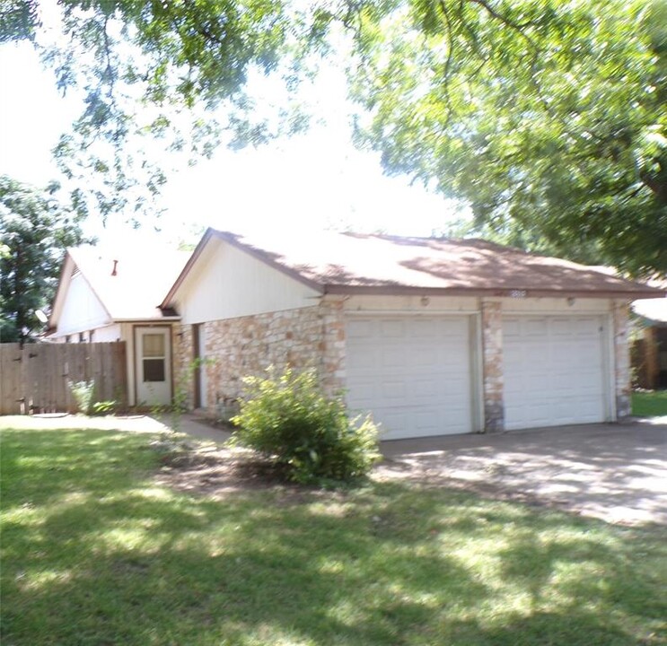 12815 Hymeadow Dr in Austin, TX - Building Photo