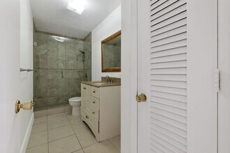 2970 NE 16th Ave, Unit 211 in Oakland Park, FL - Building Photo - Building Photo