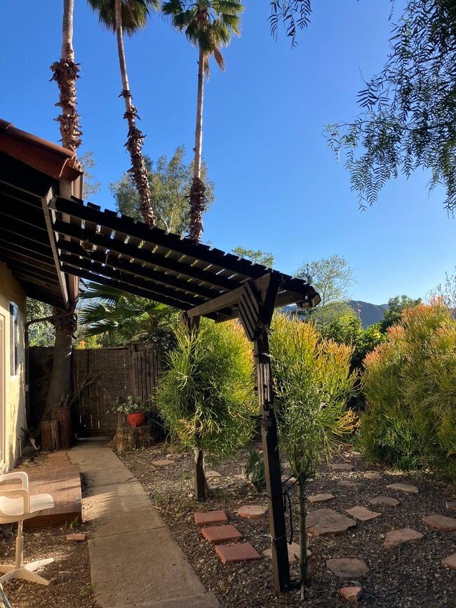 22933 Portage Circle Dr, Unit Apt. 2 in Topanga, CA - Foto de edificio - Building Photo