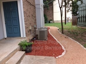 11800 Alpheus Ave in Austin, TX - Foto de edificio - Building Photo