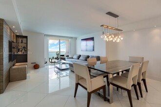 2101 Brickell Ave, Unit # 2706 in Miami, FL - Building Photo - Building Photo