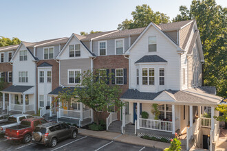 Monroe Station in Kirkwood, MO - Foto de edificio - Building Photo