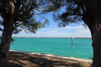 3217 Higel Ave in Sarasota, FL - Foto de edificio - Building Photo