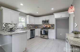 308 Oak Pl in Piscataway, NJ - Foto de edificio - Building Photo