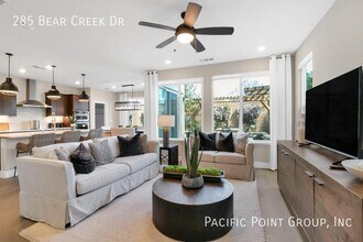 285 Bear Creek Dr in Brentwood, CA - Foto de edificio - Building Photo